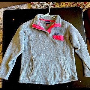 Kids Grey/peach Patagonia fleece pullover. Size XXL kids 16-18 size.